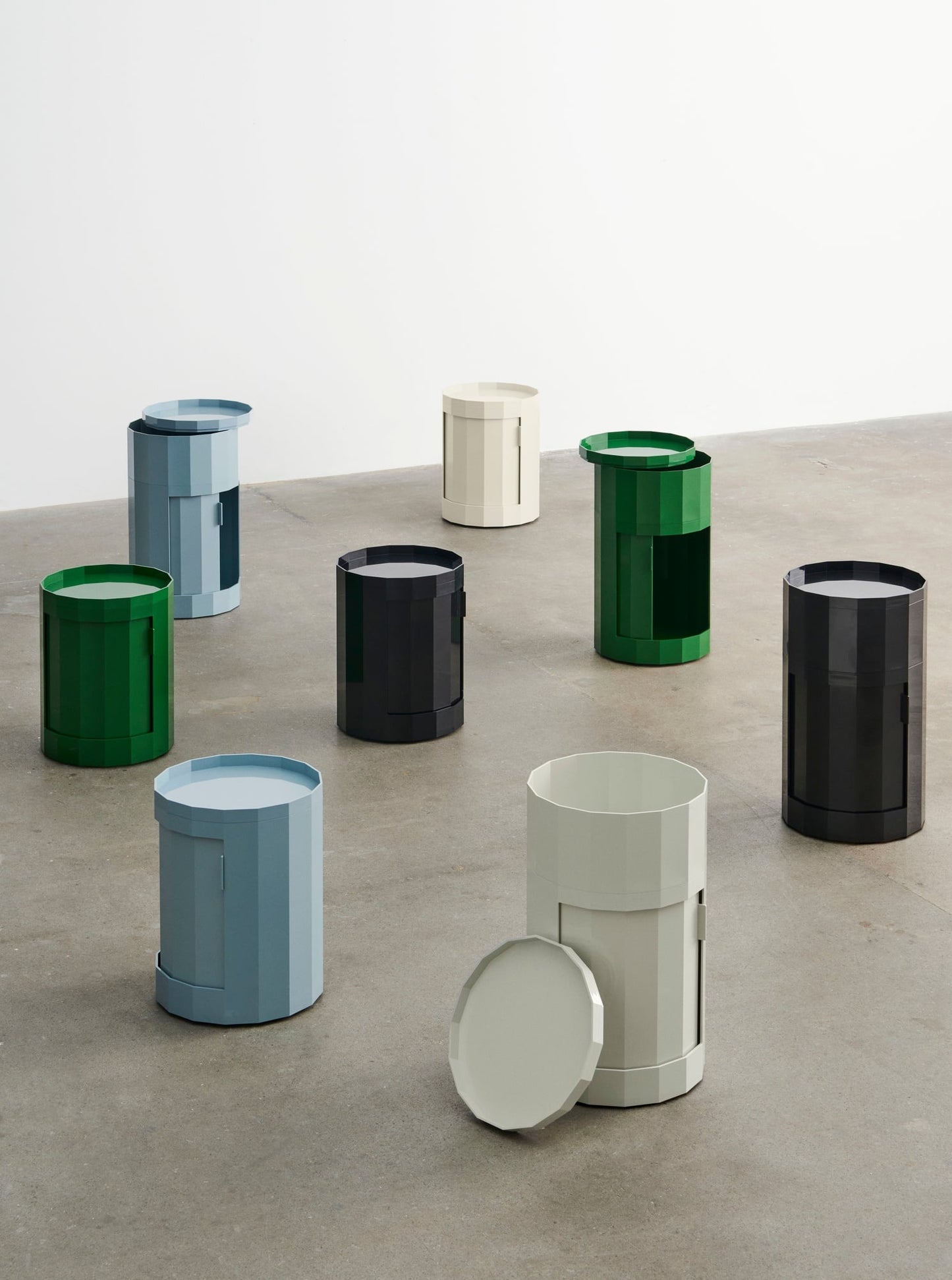 Facet cabinet incl. feet and castors, low, spinach green