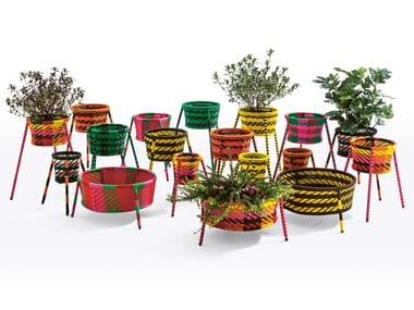 JARDIN SUSPENDU - Painted steel and polyethylene handwoven thread baskets (Request Info).