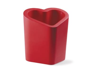 MON AMOUR - High polyethylene garden vase (Request Info).