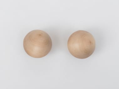 FAMILIA SFERA PARETE - Wall-mounted solid wood coat rack (Request Info).