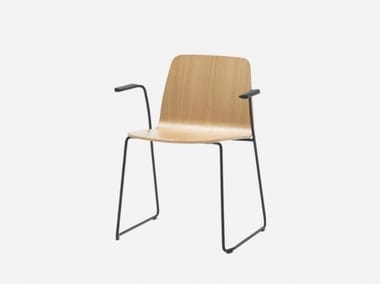 VARYA WOOD - Sled base stackable oak chair with armrests by Inclass