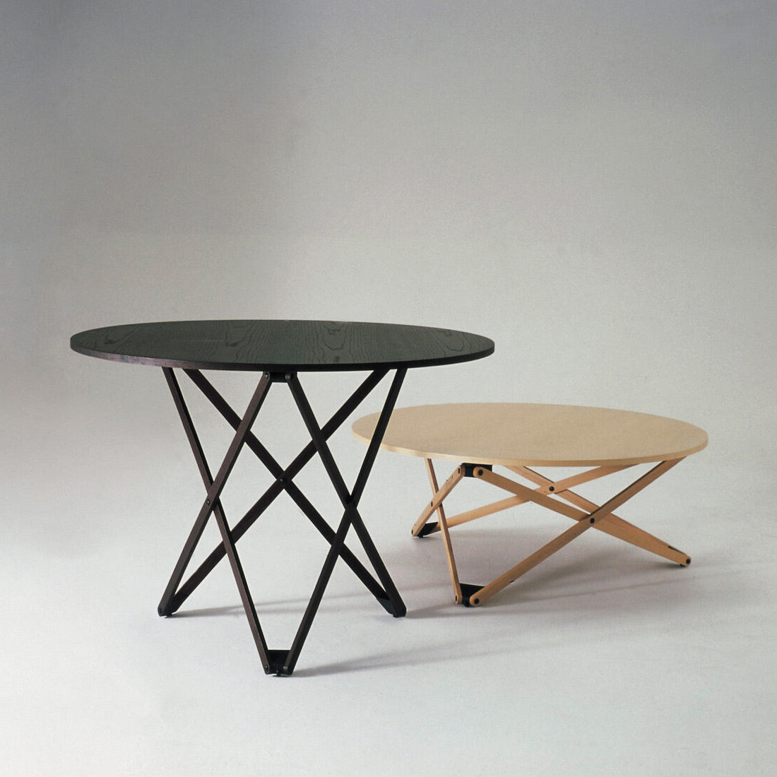 SUBEYBAJA - Height-adjustable round oak coffee table.