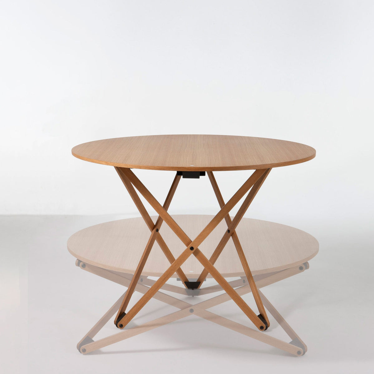 SUBEYBAJA - Height-adjustable round oak coffee table.
