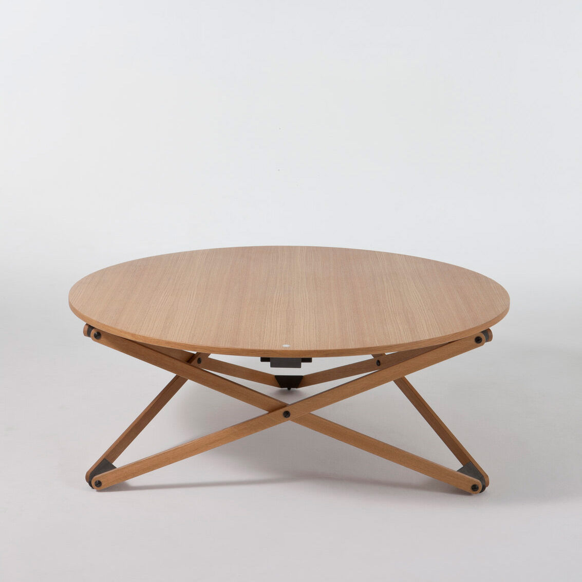 SUBEYBAJA - Height-adjustable round oak coffee table.