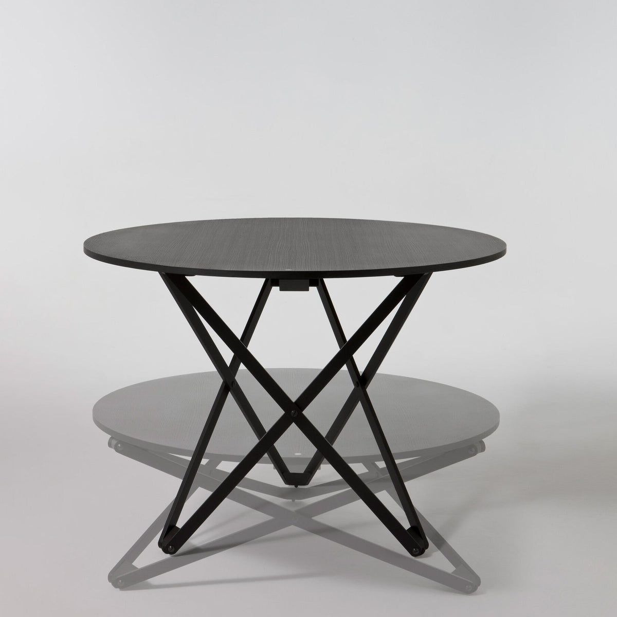 SUBEYBAJA - Height-adjustable round oak coffee table.