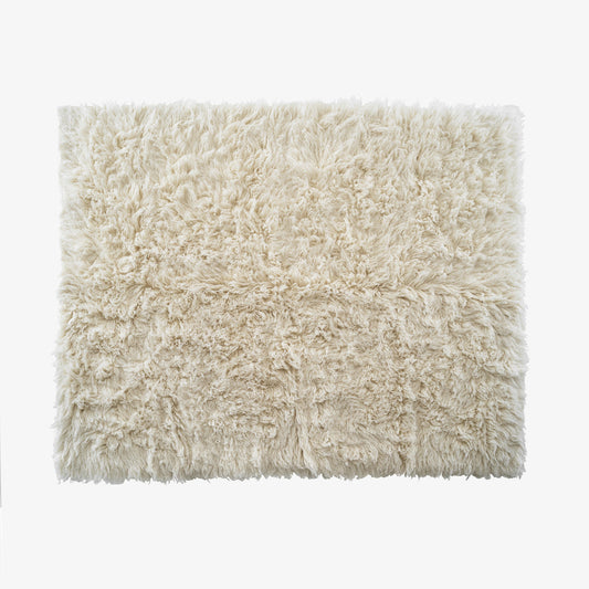 CHALI - Solid-color handmade rectangular wool rug.