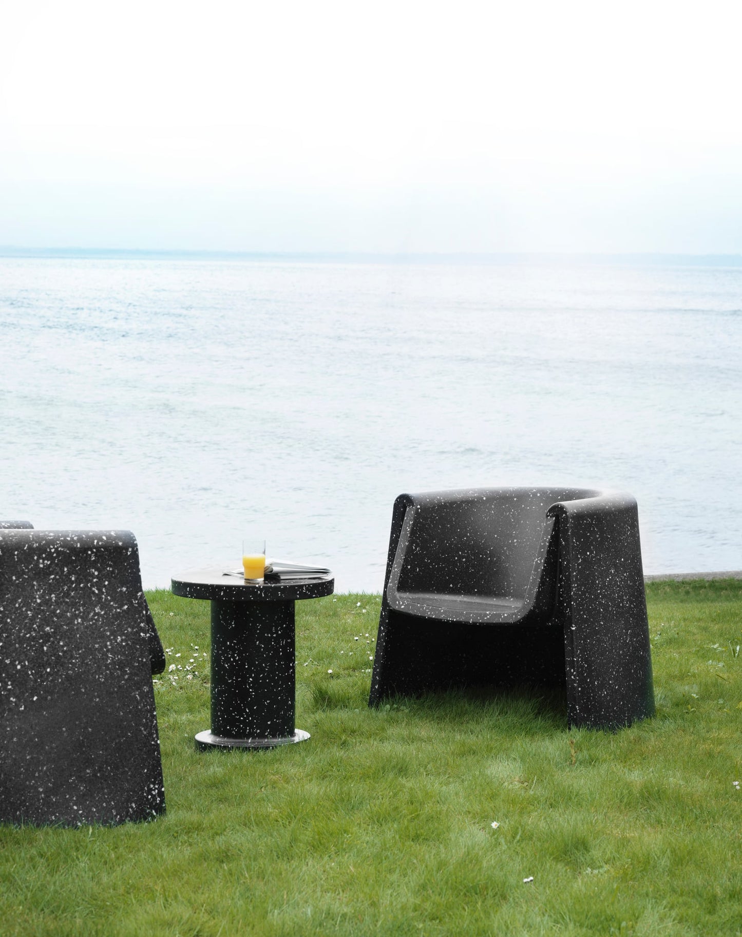 Bit side table, black