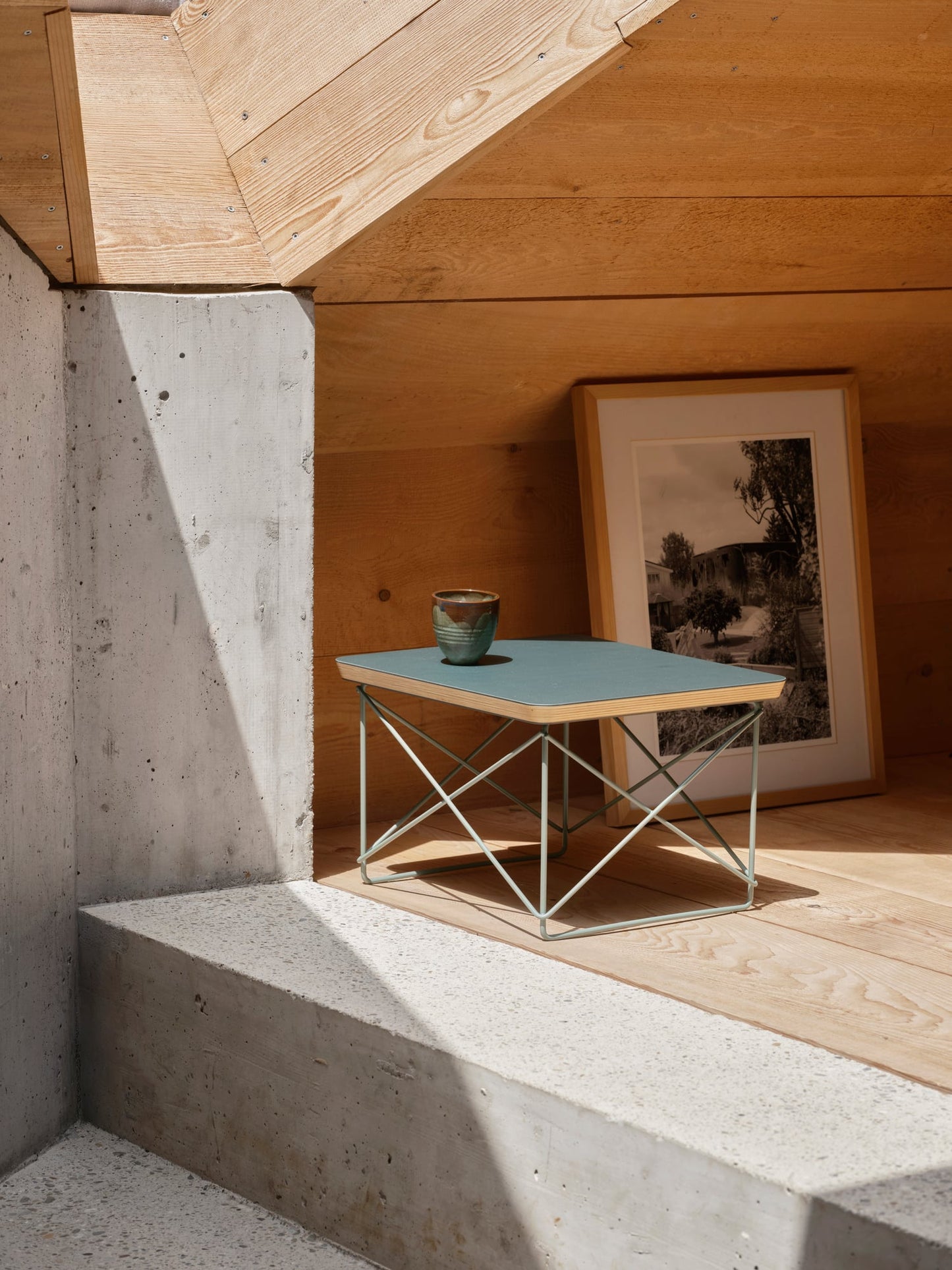 Eames LTR Occasional table, smoke blue linoleum - sky blue