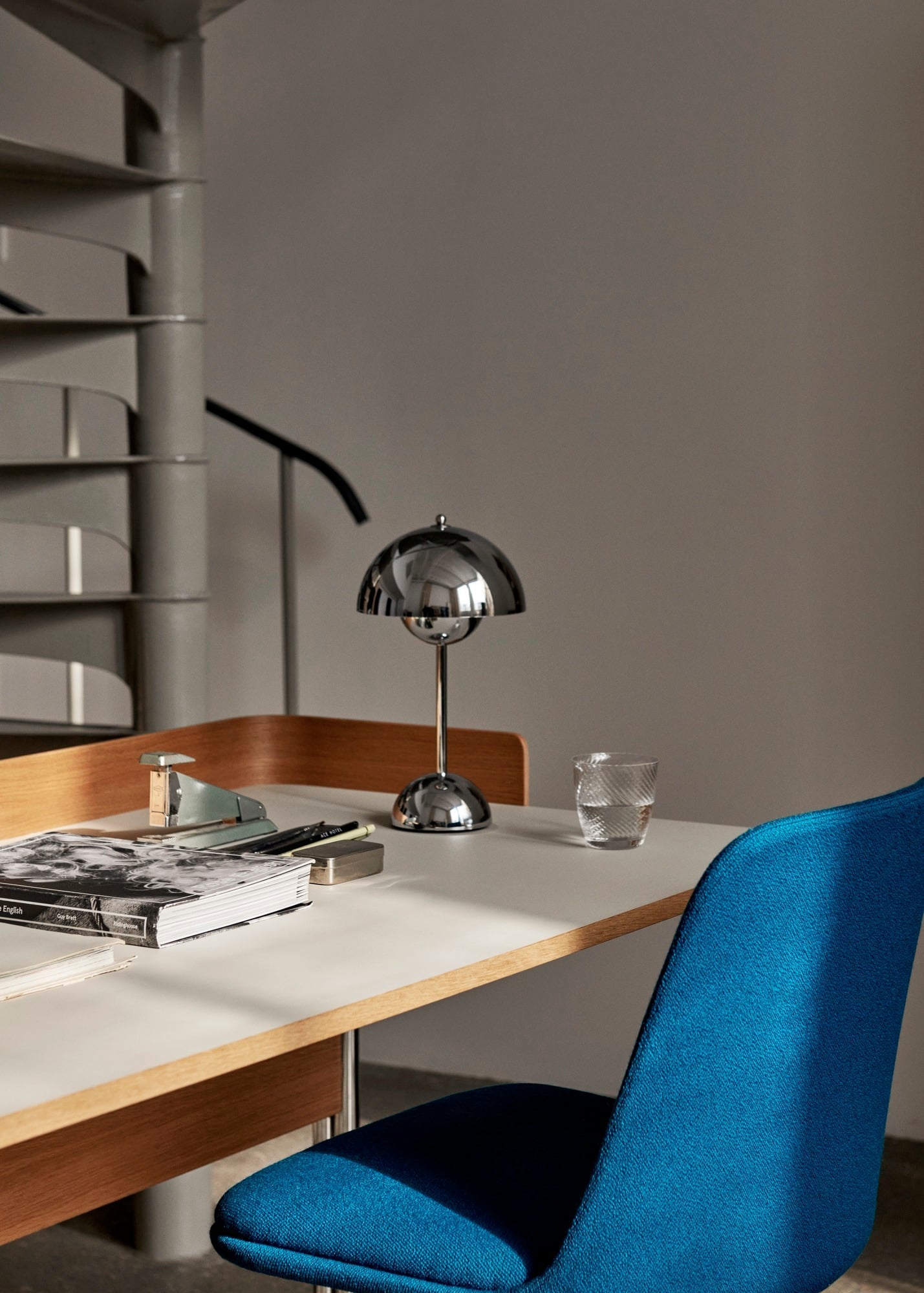 Pavilion AV17 desk, mushroom linoleum - oak - chrome