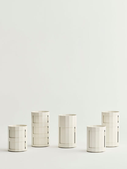 Facet cabinet 30, incl. feet and castors, three doors, eggshell