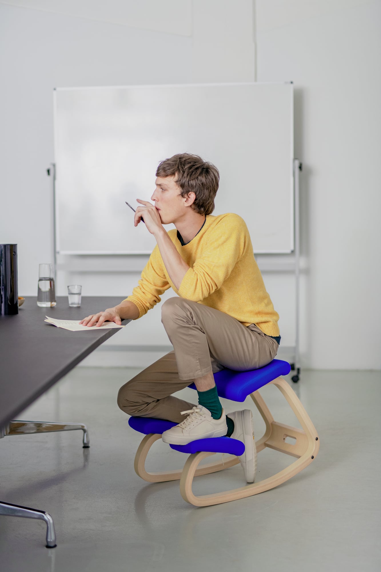 Variable kneeling chair, light brown ash - Revive 424