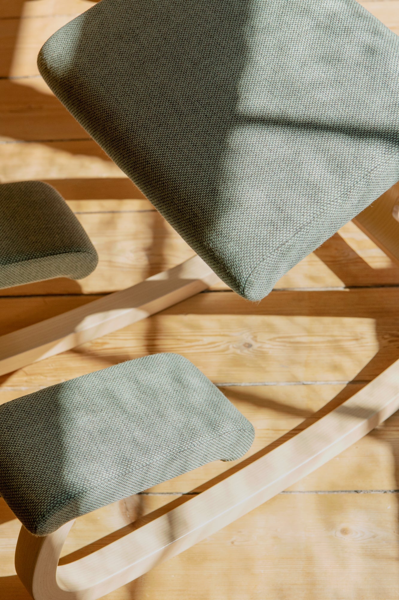 Variable kneeling chair, light brown ash - Re-Wool 868