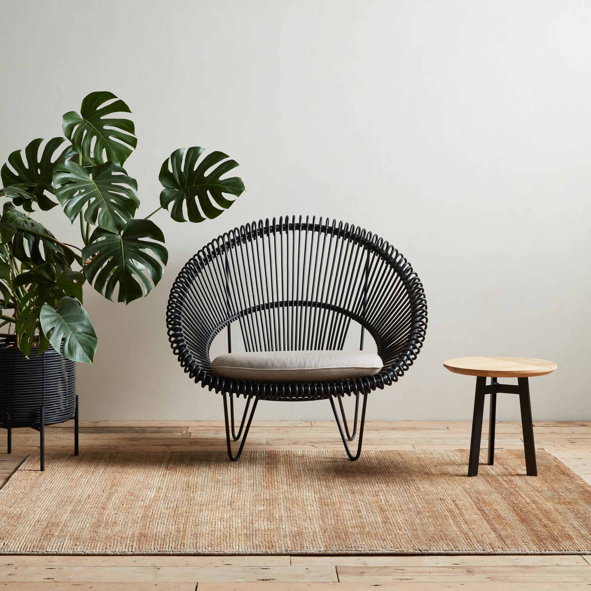 IVO - Round wicker vase.