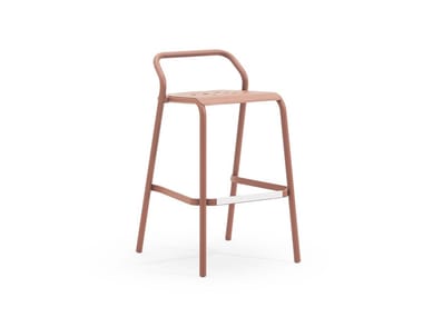 NOSS - High stackable aluminium garden stool by Varaschin