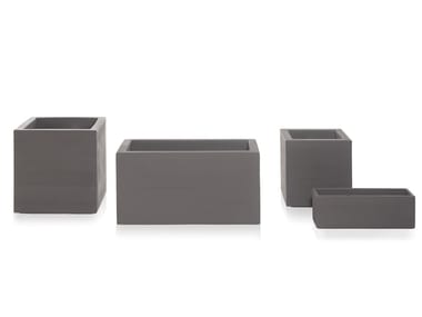 QUADRA - Polyethylene vase (Request Info).