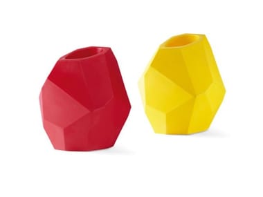 SECRET - Polyethylene garden vase (Request Info).