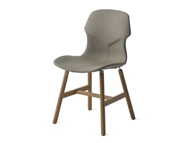 STEREO WOOD IMBOTTITA FRONTE/RETRO - Upholstered leather chair with removable cover (Request Info).