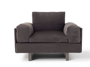 TAU - Armchair with armrests by Amura