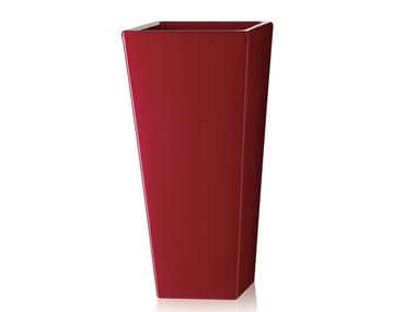 Y-POT - Polyethylene garden vase (Request Info).