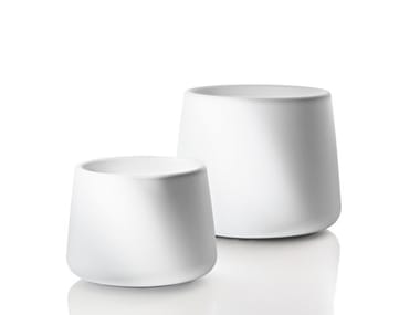 TUBBY - Low polyethylene garden vase (Request Info).