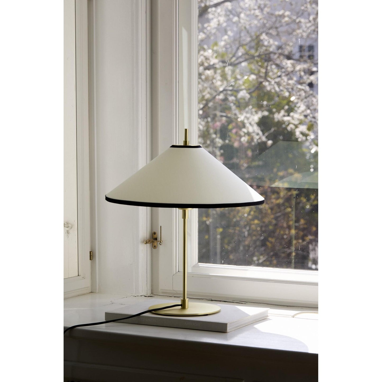 Edgeform Tafta Table Lamp Black/Off-White